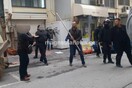 Βόλος: Kραδαίνοντας ξύλα φυγαδεύτηκαν Κασιδιάρης και άλλοι Χρυσαυγίτες από τηλεοπτικό σταθμό (video)