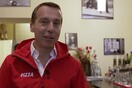 O Αυστριακός καγκελάριος Κερν έγινε διανομέας πίτσας για να προσεγγίσει τα μεσαία κοινωνικά στρώματα