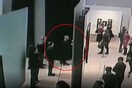 Θρασύτατη κλοπή σε γκαλερί - Ξεκρέμασε τον πίνακα Ρωσοέλληνα ζωγράφου και έφυγε ανενόχλητος