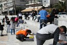 Οι εθελοντές που καθάρισαν τα tags από τη Νέα Παραλία στη Θεσσαλονίκη