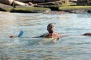 Πώς οι μετανάστες μαθαίνουν να αγαπούν τη θάλασσα που κάποτε κόντεψε να τους στερήσει τη ζωή