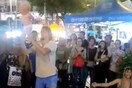 Γονείς πετούσαν το μωρό τους στον αέρα σε «παράσταση» δρόμου