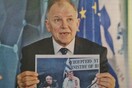 «Είναι ντροπή!» λέει για τον καπνιστή Πολάκη ο Ευρωπαίος Επίτροπος