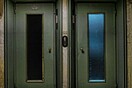 Επίθεση σε ηλικιωμένο σε ασανσέρ για να του πάρουν τη σύνταξη