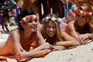 Free the nipple - Δεν είναι δικαίωμα των γυναικών να κυκλοφορούν γυμνόστηθες σε αυτή την παραλία