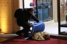 Ένας οδοντίατρος και η παρέα του σκεπάζουν κάθε βράδυ με κουβέρτες τα αδέσποτα της Κωνσταντινούπολης