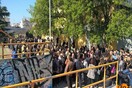 Τεράστιες οι ουρές για τα δωρεάν τρόφιμα στη Θεσσαλονίκη