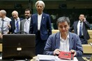 Wall Street Journal: Το ΔΝΤ απαιτεί περισσότερα μέτρα από την Ελλάδα