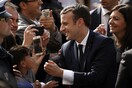 Γαλλία: Εκατοντάδες ενθουσιασμένοι πολίτες υποδέχθηκαν τον νέο πρόεδρο Μακρόν στο δημαρχείο του Παρισιού