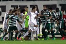 Σύρραξη μεταξύ ποδοσφαιριστών και διακοπή στη Λεωφόρο - Τραυματίστηκε από κουτάκι μπύρας ο προπονητής του ΠΑΟΚ