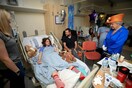 Η βασίλισσα Ελισάβετ επισκέφτηκε μικρούς τραυματίες σε νοσοκομείο του Μάντσεστερ