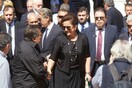 «Σήκω απάνω ψηλέ μου πατέρα»: Η Ντόρα Μπακογιάννη αποχαιρετά τον Κωνσταντίνο Μητσοτάκη με δάκρυα