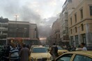 Αναστάτωση στο Μοναστηράκι - Ξέσπασε φωτιά σε κτίριο στην Ερμού