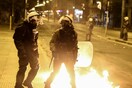 Μολότοφ και επεισόδια έξω από τη Βουλή - Στις φλόγες τα κουβούκλια της προεδρικής φρουράς