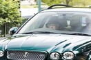«Fast and Furious» ετών 91 - Η βασίλισσα Ελισάβετ βγήκε βόλτα με την Jaguar