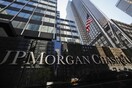 Bloomberg: Η JPMorgan θα μεταφέρει εκατοντάδες υπαλλήλους από το Λονδίνο, λόγω Brexit