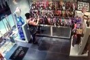Θεσσαλονίκη: Καρέ καρέ η στιγμή που γυναίκα κλέβει από κατάστημα μαγιό και επιστρέφει να πάρει και δεύτερο