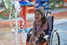 Μόλις κατασκευάστηκε το πρώτο water park στον κόσμο για άτομα με αναπηρία