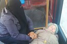 Η φωτογραφία μιας Μουσουλμάνας να κρατά το χέρι μιας τραυματισμένης ηλικιωμένης που συγκίνησε το ίντερνετ
