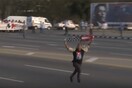 Κουβανός άρχισε να τρέχει με τη σημαία των ΗΠΑ στην παρέλαση της Πρωτομαγιάς στην Αβάνα (video)