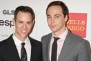 Ο σταρ του «The Big Bang Theory», Jim Parsons παντρεύτηκε τον επί χρόνια σύντροφό του στη Νέα Υόρκη