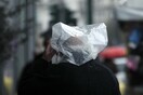 Πρωταθλητές στη χρήση της πλαστικής σακούλας οι Έλληνες-Διπλάσιος ο αριθμός από το μέσο όρο στην Ε.Ε.