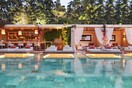 Σαμπάνια με ροζ γκρέιπφρουτ δίπλα στη πισίνα