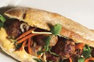 Bánh mì Mayhem: Βιετναμέζικα σάντουιτς και μουσική στον πεζόδρομο της Αβραμιώτου