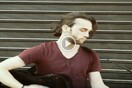 Δημήτρης Λυμπέρης. Ο μουσικός του δρόμου με την μελωδική φωνή που έκοψαν στο νέο X-FACTOR.
