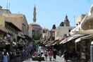 Βρετανοί τουρίστες στη Ρόδο νόμιζαν πως το «all inclusive» ισχύει για όλο το νησί