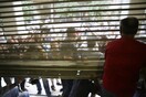 Ένταση στη συγκέντρωση ΑμΕΑ στο υπουργείο Υγείας- Γονείς έσπασαν τα προστατευτικά ρολά και έκαναν συμβολική κατάληψη
