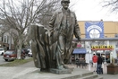 Αντιδράσεις για την «αποκαθήλωση» 1.300 αγαλμάτων του Λένιν από την Ουκρανία και το Σιάτλ των ΗΠΑ