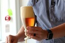 Ένας σομελιέ μπύρας εξηγεί γιατί δεν πρέπει να πίνουμε τη μπύρα κατευθείαν από το μπουκάλι