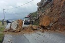 Λάρισα: Βράχοι έπεσαν πάνω σε αυτοκίνητα
