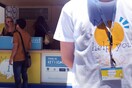 Εθελοντές βρίσκονται στους δρόμους της Αθήνας και υποδέχονται τους επισκέπτες