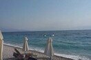 Δελφίνια βγήκαν για παιχνίδι στα ρηχά, στην παραλία της Ακράτας