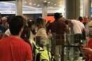 Υπάλληλος αεροδρομίου στη Γαλλία γρονθοκόπησε επιβάτη που κρατούσε μωρό στην αγκαλιά