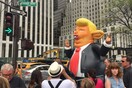 Χιλιάδες διαδηλωτές υποδέχθηκαν τον Τραμπ με ένα ομοίωμα - αρουραίο και άπειρα πανέξυπνα συνθήματα