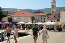 Σ' αυτό το νησί αποφασίστηκε πως οι τουρίστες που κυκλοφορούν με το μαγιό και ουρούν δημοσίως θα πληρώνουν ακριβά