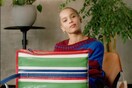 Τι κουβαλάει μέσα στην τσάντα της η Zoë Kravitz (κόρη του θρυλικού Lenny);