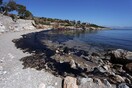 Τουλάχιστον 1.500 κυβικά πετρελαίου έχουν απαντληθεί από τον Σαρωνικό έως τώρα