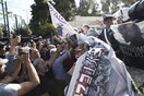 Ένταση στη Βουλή για το πανό «τρεις λαλούν και δυο χορεύουν»
