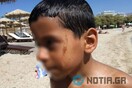 Στον Άλιμο σήμερα αφήσαν μικρά παιδιά να κάνουν μπάνιο και αυτά βγήκαν από το νερό με σημάδια από την πίσσα