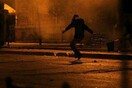 Επεισόδια στη Μεσογείων - Μολότοφ και χημικά έξω από τα γραφεία της Χρυσής Αυγής μετά την πορεία για τον Π. Φύσσα