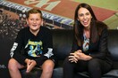 Η πρωθυπουργός της Νέας Ζηλανδίας έκανε δώρο σε 12χρονο εισιτήρια για τους Metallica