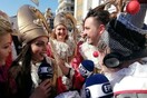 Της έκανε πρόταση γάμου live στο καρναβάλι της Πάτρας