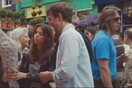 Ένα ρομαντικό αγόρι ψάχνει να βρει κορίτσι με τον παλιομοδίτικο τρόπο (και εντελώς offline)