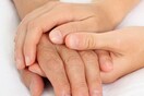 Έρευνα: Οι ευεργετικές ιδιότητες ενός απαλού αγγίγματος, ακόμη και από ξένο, στην ψυχική υγεία