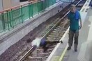 Χονγκ Κονγκ: Άντρας σπρώχνει καθαρίστρια στις γραμμές του τρένου και εξαφανίζεται ατάραχος μετά την επίθεση