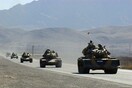 Η Τουρκία στέλνει στρατιωτικά οχήματα, εξοπλισμό στα σύνορα με τη Συρία